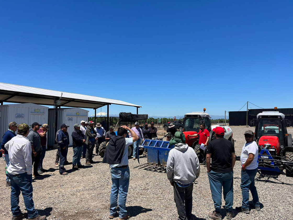 Equipo de Comercial San Andrés realizando asistencia técnica en terreno